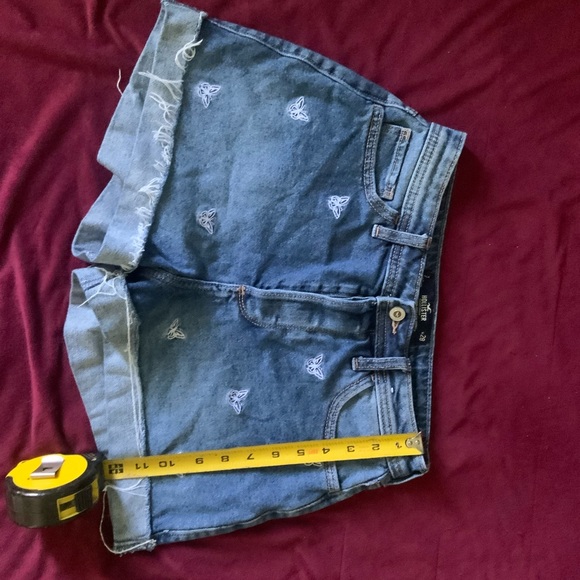 Butterfly Embroidered Hollister Shorts - Picture 4 of 4